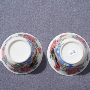 A pair of Chinese famille rose 'roosters' cups and saucers, Yongzheng/Qianlong — 照片 14