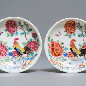 A pair of Chinese famille rose 'roosters' cups and saucers, Yongzheng/Qianlong — 照片 2