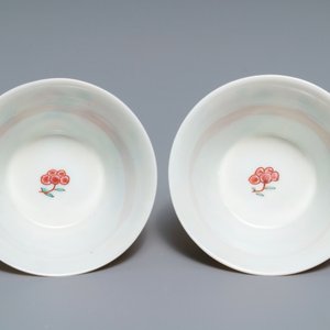 A pair of Chinese famille rose 'roosters' cups and saucers, Yongzheng/Qianlong — 照片 8