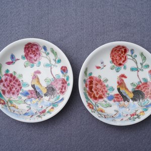 A pair of Chinese famille rose 'roosters' cups and saucers, Yongzheng/Qianlong — 照片 10