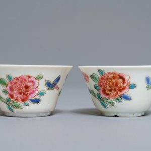 A pair of Chinese famille rose 'roosters' cups and saucers, Yongzheng/Qianlong — 照片 6