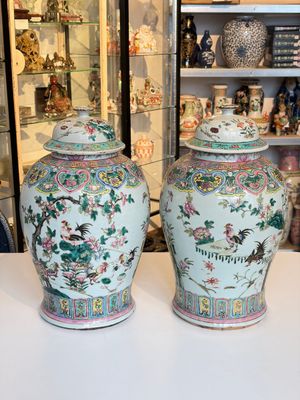 A pair of Chinese famille rose 'Roosters' vases and covers, 19th C. — foto 1