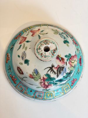 A pair of Chinese famille rose 'Roosters' vases and covers, 19th C. — foto 14