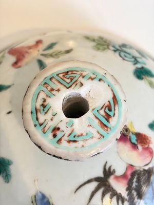 A pair of Chinese famille rose 'Roosters' vases and covers, 19th C. — foto 15