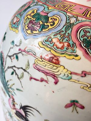 A pair of Chinese famille rose 'Roosters' vases and covers, 19th C. — foto 20