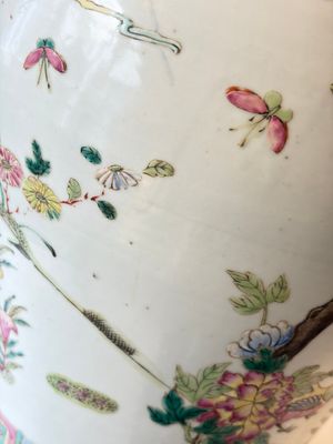 A pair of Chinese famille rose 'Roosters' vases and covers, 19th C. — foto 21