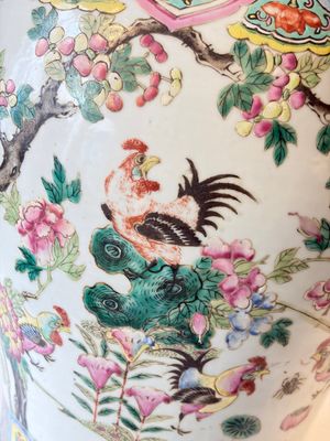 A pair of Chinese famille rose 'Roosters' vases and covers, 19th C. — foto 22