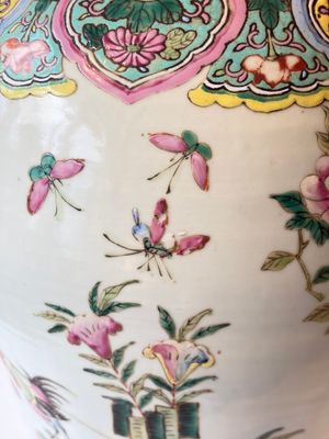 A pair of Chinese famille rose 'Roosters' vases and covers, 19th C. — foto 23