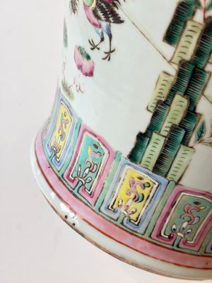 A pair of Chinese famille rose 'Roosters' vases and covers, 19th C. — foto 24