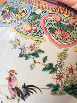 A pair of Chinese famille rose 'Roosters' vases and covers, 19th C. — foto 25
