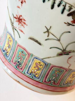 A pair of Chinese famille rose 'Roosters' vases and covers, 19th C. — foto 26