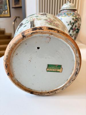 A pair of Chinese famille rose 'Roosters' vases and covers, 19th C. — foto 28