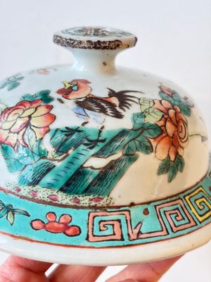 A pair of Chinese famille rose 'Roosters' vases and covers, 19th C. — foto 35