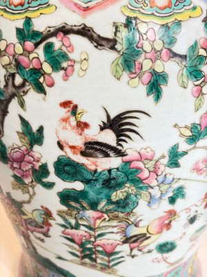 A pair of Chinese famille rose 'Roosters' vases and covers, 19th C. — foto 5