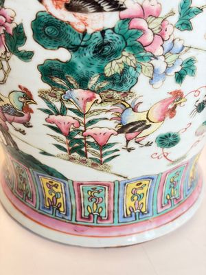 A pair of Chinese famille rose 'Roosters' vases and covers, 19th C. — foto 6