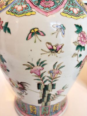 A pair of Chinese famille rose 'Roosters' vases and covers, 19th C. — foto 7