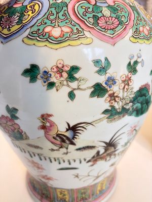 A pair of Chinese famille rose 'Roosters' vases and covers, 19th C. — foto 8
