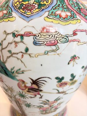 A pair of Chinese famille rose 'Roosters' vases and covers, 19th C. — foto 9