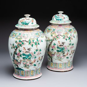A pair of Chinese famille rose 'Roosters' vases and covers, 19th C. — foto 1