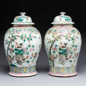 A pair of Chinese famille rose 'Roosters' vases and covers, 19th C. — foto 2