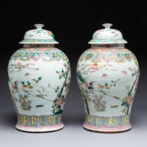 A pair of Chinese famille rose 'Roosters' vases and covers, 19th C. — foto 5