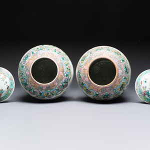 A pair of Chinese famille rose 'Roosters' vases and covers, 19th C. — foto 6