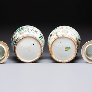 A pair of Chinese famille rose 'Roosters' vases and covers, 19th C. — foto 7