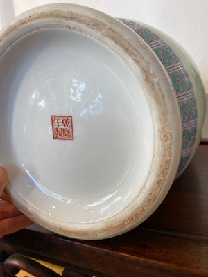 A pair of Chinese famille rose rouleau vases, Qianlong mark, Republic — 照片 7