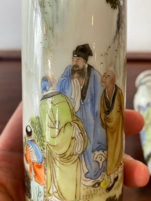 A pair of Chinese famille rose rouleau vases, signed Xiong Xiaofeng 熊曉峰, dated 1947 — 照片 6