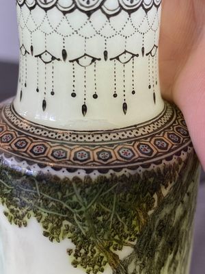 A pair of Chinese famille rose rouleau vases, signed Xiong Xiaofeng 熊曉峰, dated 1947 — 照片 7