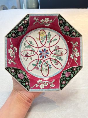 A pair of Chinese famille rose ruby-ground octagonal plates with floral design, Yongzheng — foto 1