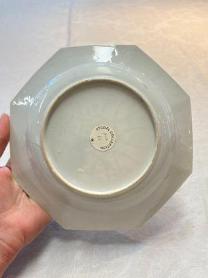 A pair of Chinese famille rose ruby-ground octagonal plates with floral design, Yongzheng — foto 2