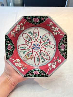 A pair of Chinese famille rose ruby-ground octagonal plates with floral design, Yongzheng — foto 3