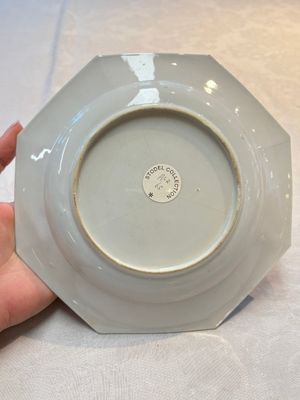A pair of Chinese famille rose ruby-ground octagonal plates with floral design, Yongzheng — foto 4