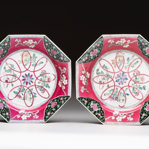 A pair of Chinese famille rose ruby-ground octagonal plates with floral design, Yongzheng — foto 1