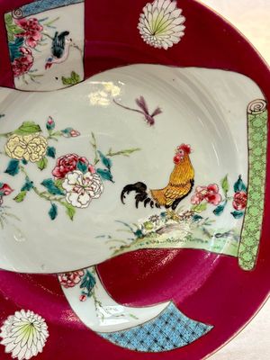 A pair of Chinese famille rose ruby-ground 'scrolls and rooster' plates, Yongzheng — photo 2