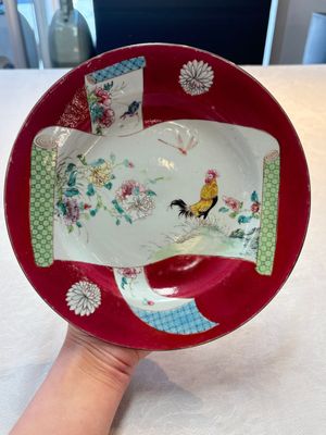A pair of Chinese famille rose ruby-ground 'scrolls and rooster' plates, Yongzheng — photo 4