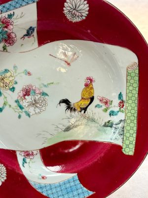 A pair of Chinese famille rose ruby-ground 'scrolls and rooster' plates, Yongzheng — photo 5