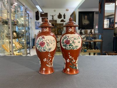 A pair of Chinese famille rose ruby-ground vases and covers, Yongzheng/Qianlong — 照片 2