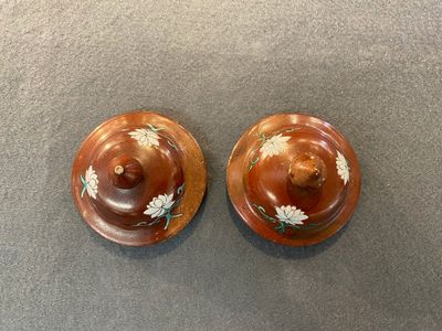 A pair of Chinese famille rose ruby-ground vases and covers, Yongzheng/Qianlong — 照片 5