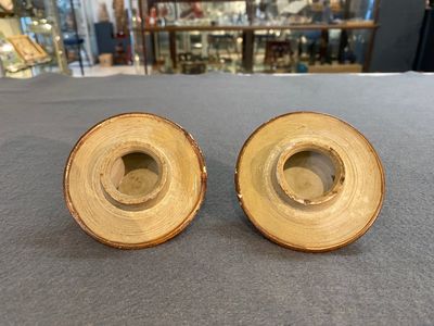 A pair of Chinese famille rose ruby-ground vases and covers, Yongzheng/Qianlong — 照片 6