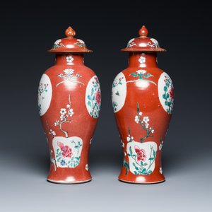 A pair of Chinese famille rose ruby-ground vases and covers, Yongzheng/Qianlong — 照片 2