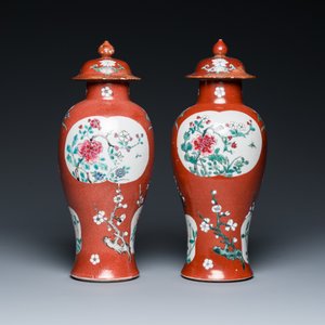 A pair of Chinese famille rose ruby-ground vases and covers, Yongzheng/Qianlong — 照片 3