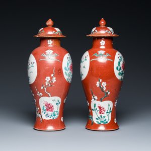 A pair of Chinese famille rose ruby-ground vases and covers, Yongzheng/Qianlong — 照片 4
