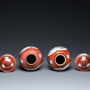 A pair of Chinese famille rose ruby-ground vases and covers, Yongzheng/Qianlong — 照片 5