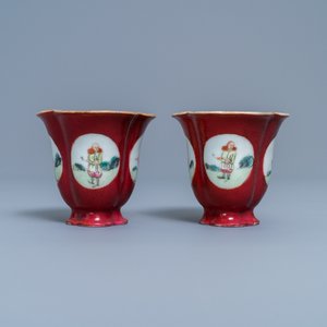 A pair of Chinese famille rose ruby-ground wine cups with foreigners, Qianlong — 照片 4