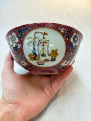 A pair of Chinese famille rose ruby-sgraffito-ground 'antiquities' bowls, Daoguang mark, 19/20th C. — photo 1