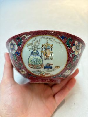 A pair of Chinese famille rose ruby-sgraffito-ground 'antiquities' bowls, Daoguang mark, 19/20th C. — photo 11