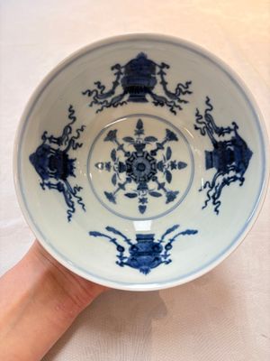 A pair of Chinese famille rose ruby-sgraffito-ground 'antiquities' bowls, Daoguang mark, 19/20th C. — photo 12