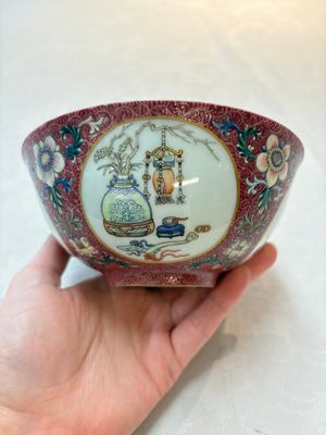 A pair of Chinese famille rose ruby-sgraffito-ground 'antiquities' bowls, Daoguang mark, 19/20th C. — photo 2